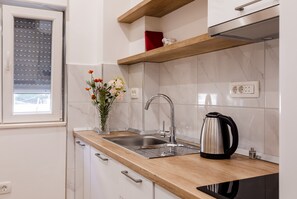 Refrigerador, microondas, parrilla de estufa y utensilios de cocina 