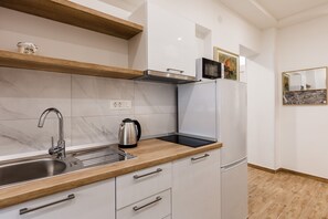 Fridge, microwave, stovetop, cookware/dishes/utensils