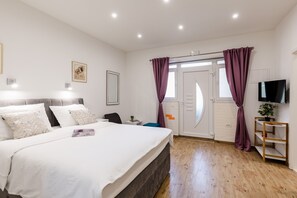 Tabla de planchar con plancha, wifi y ropa de cama 