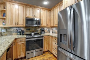 Fridge, microwave, stovetop, dishwasher