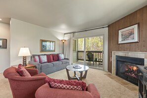 Flat-screen TV, fireplace, DVD player