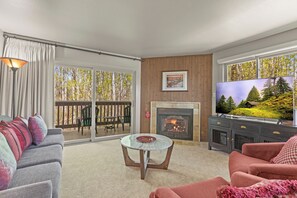 Televisión de pantalla plana, chimenea y reproductor de DVD 