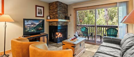 Een televisie, een open haard en een dvd-speler