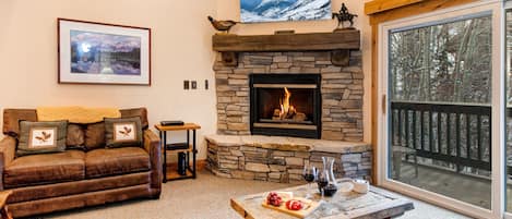 Een televisie, een open haard en een dvd-speler