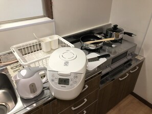 Fridge, microwave, stovetop, cookware/dishes/utensils