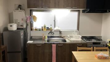 冷蔵庫、電子レンジ、コンロ、調理器具と食器