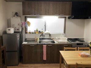 Frigorífico, microondas, placa de cocina y utensilios de cocina