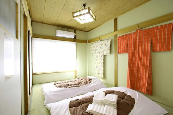 4 bedrooms, desk, iron/ironing board, bed sheets - - Masaru House / Osaka Ōsaka (Osaka)