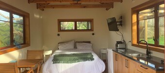 Katikati Fully Self-Contained cabin on an avocado orchard