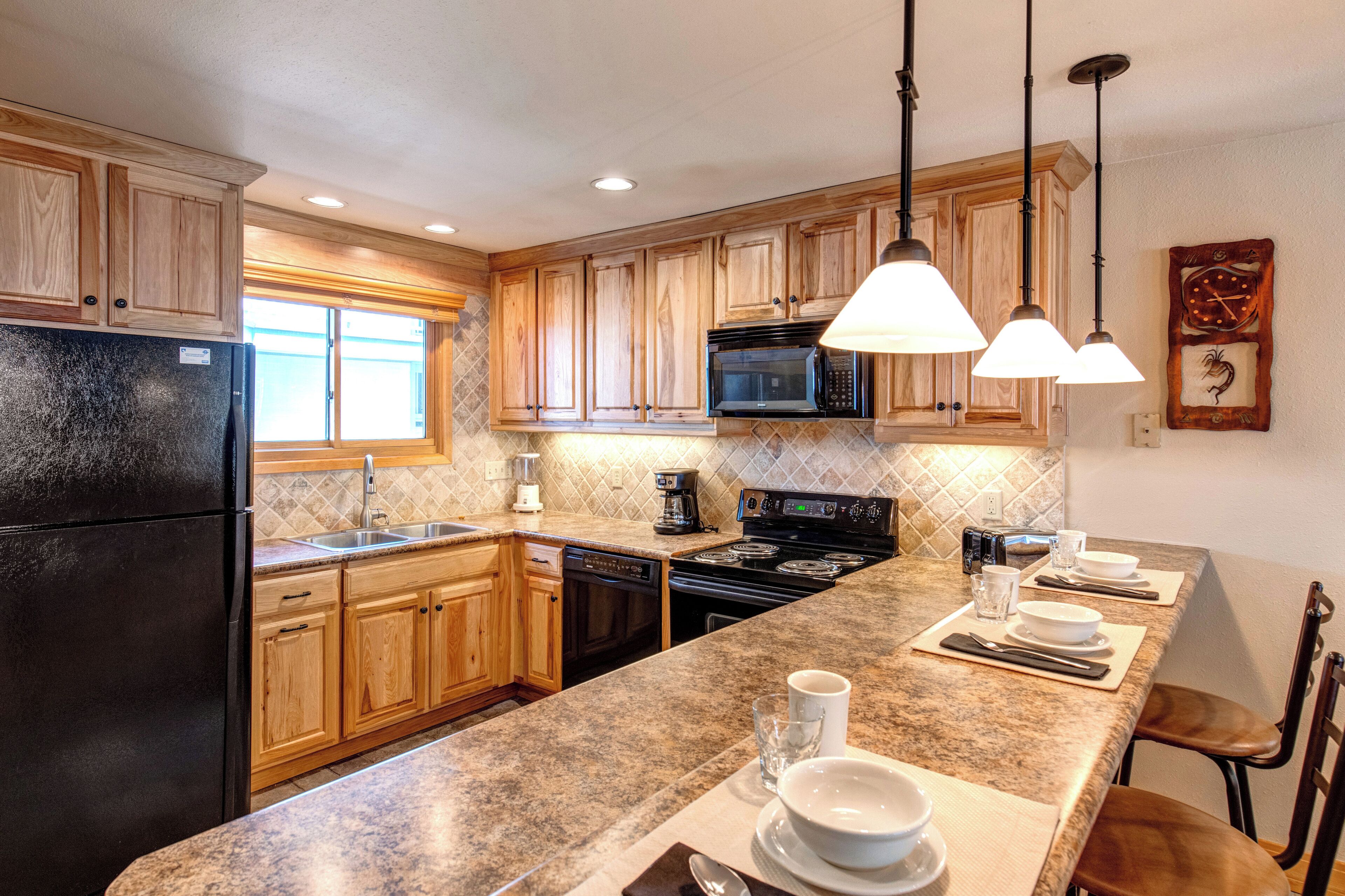 Frigorífico, microondas, placa de cocina y lavavajillas