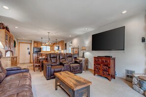 Una televisión, una chimenea, un reproductor de DVD