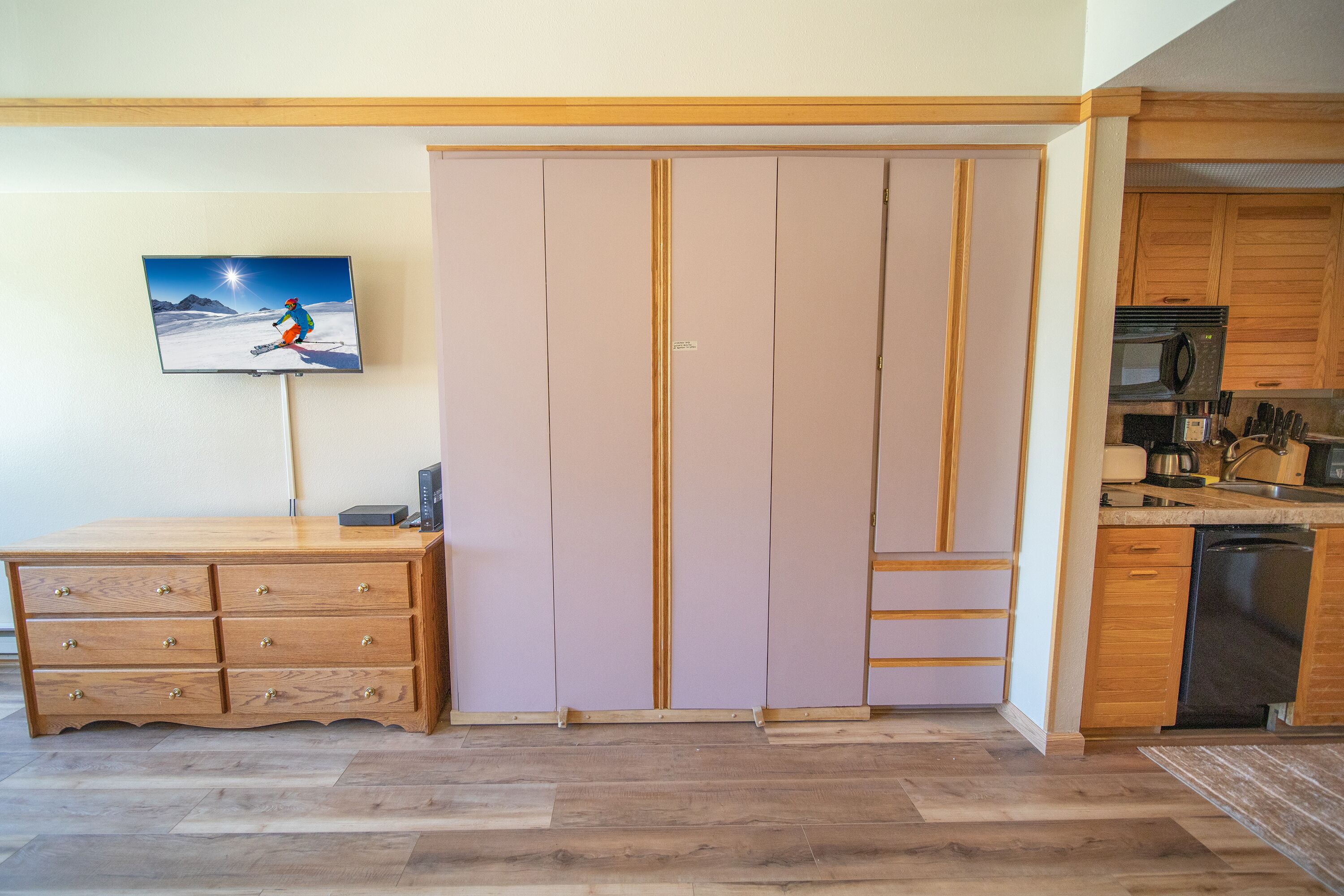 Studio Perfect for Quick Getaway, Steps to Lift