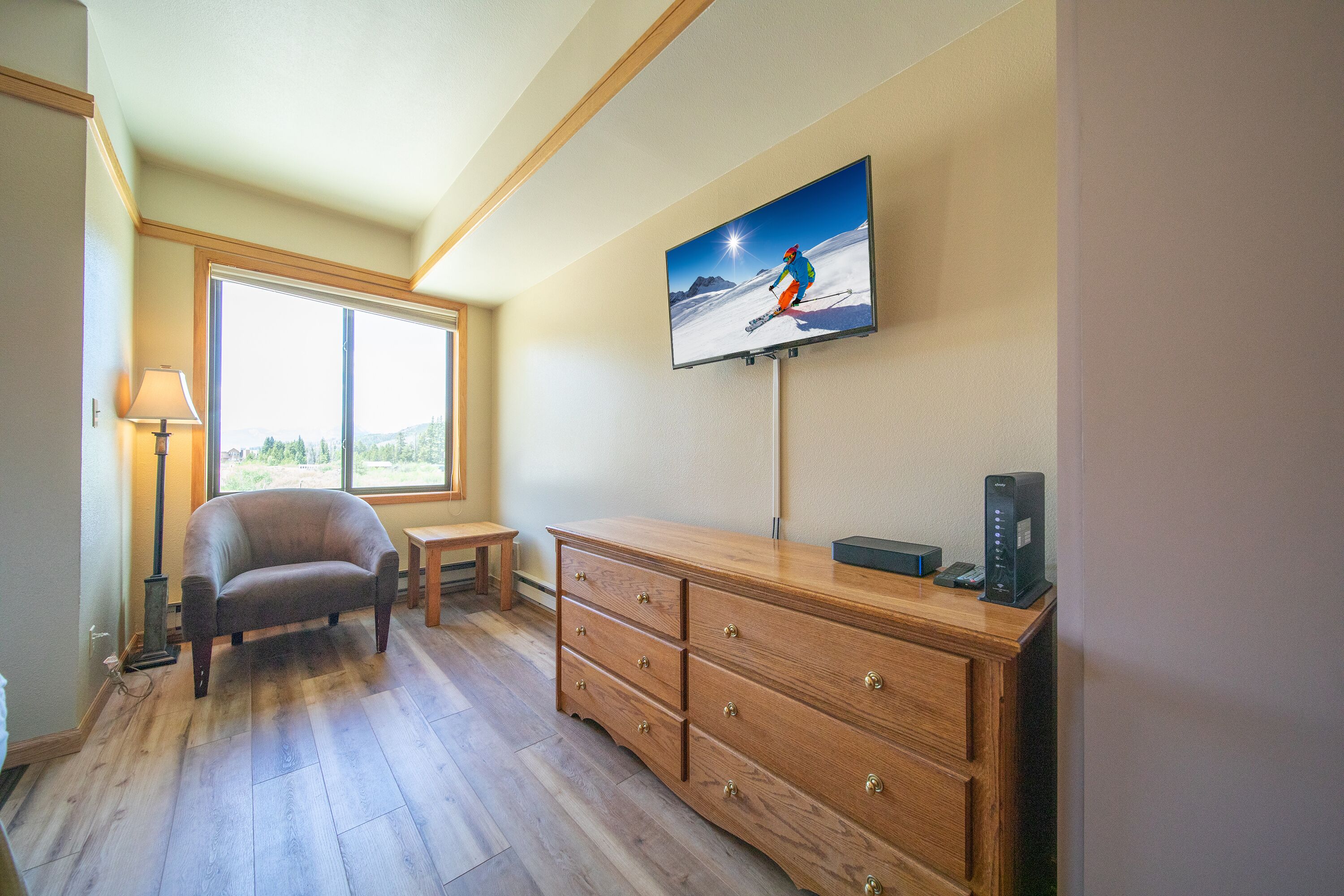 Studio Perfect for Quick Getaway, Steps to Lift