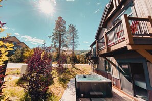 Outdoor spa tub - Modern Townhome | Slope View | Private Hot tub (Keystone)