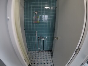 Bidet electrónico, toallas, jabón, shampoo