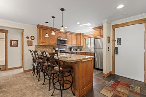 Jääkaappi, mikroaaltouuni, liesi, astianpesukone