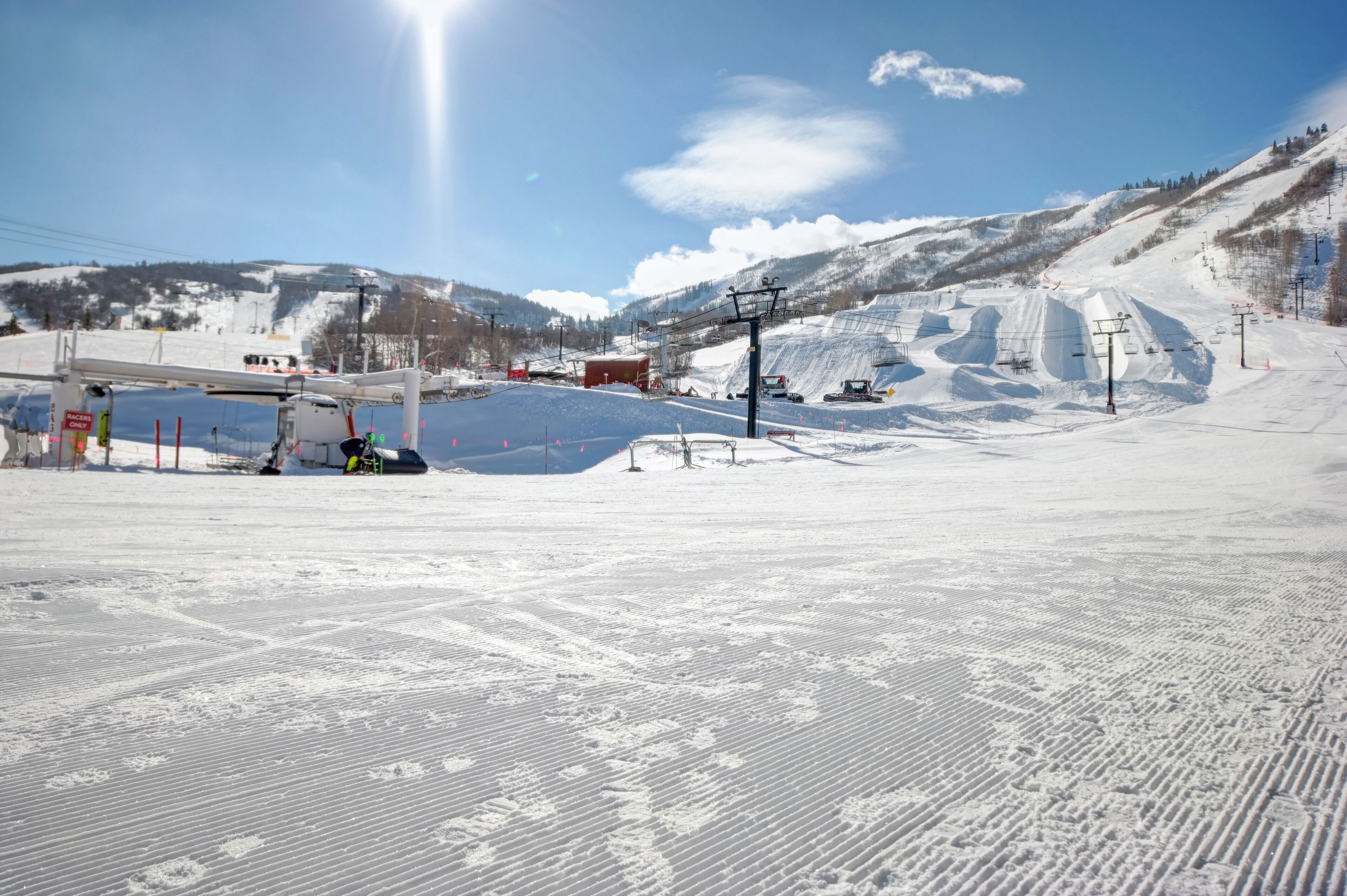 Une station de ski dotée d'un télésiège, de remontées mécaniques et de pistes damées.