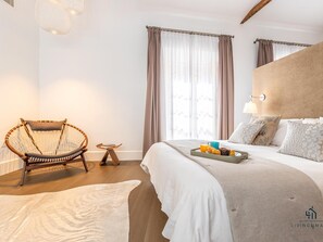 4 bedrooms, iron/ironing board, Internet, bed sheets