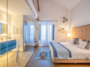 4 bedrooms, iron/ironing board, Internet, bed sheets