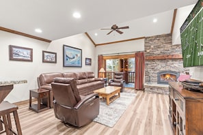 Televisie, een open haard en een dvd-speler