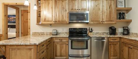 Réfrigérateur, micro-ondes, plaque de cuisson, lave-vaisselle