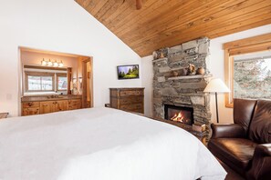 3 bedrooms, iron/ironing board, internet, bed sheets