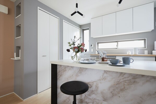 Design Villa | Private kitchen | Fridge, microwave, stovetop, cookware/dishes/utensils - P OIN T Ikebukuro Designer's Villa (Tokyo)