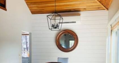 Sunriver Retreat: Sleeps 8 â Bright Family Home Near Trails & SHARC, 8 Passes!