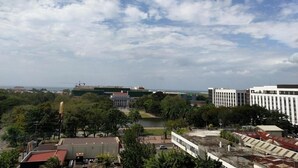 Une vue urbaine avec des bâtiments, une rivière et un parc.