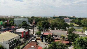 Un paysage urbain avec des bâtiments, une rivière et un parc.