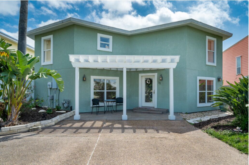 Beautiful Waterfront Key Allegro Getaway! Dock your boat! Its time to relax! 
