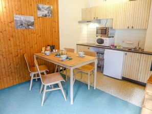 Kylskåp, mikrovågsugn, ugn och grytor/köksredskap
