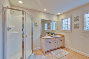 Combined shower/bathtub, jetted bath, towels - 4095 - Seas the Moment, Four Seasons home with private pool, community amenities, and more (Duck)