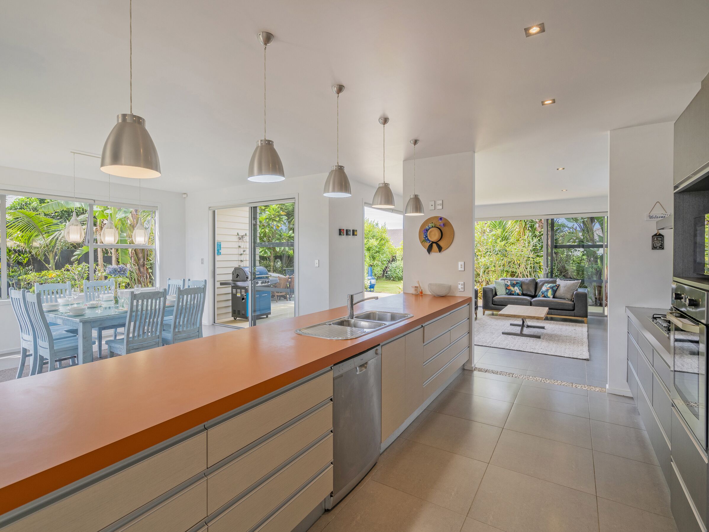 Een koelkast, een microgolfoven, een vaatwasser