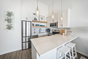 冷蔵庫、電子レンジ、オーブン、コンロ