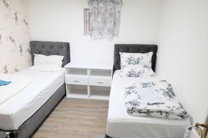 4 chambres, bureau, Wi-Fi, draps fournis
