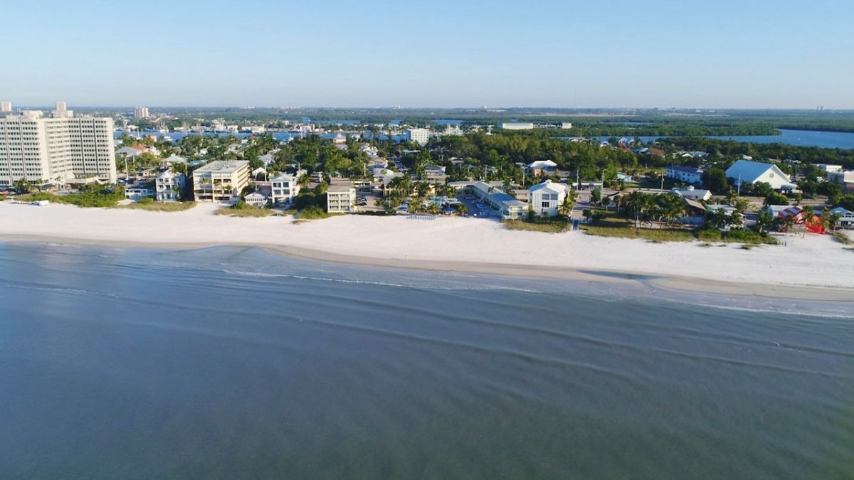 Your Relaxing Getaway Awaits! Outdoor Pool, Free Parking, Near Dolphin Marina