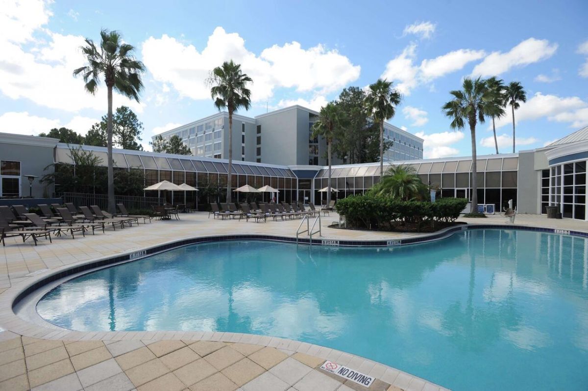 Perfect Getaway: Free Shuttle | Close to Local Attractions | Free Parking, Pool