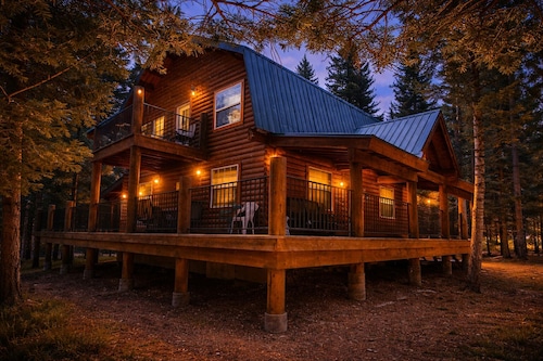 Yellowstone Cabin with Hot Tub Sleeps 20 Near Henrys Lake Island Park