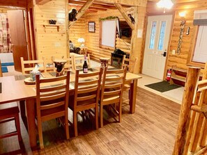 Dining - Blue Pines Cabin+6 Bdrms+18m to YNP+WiFi+Near Lake+Hot tub (Island Park)