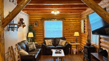 Älytelevisio, takka, DVD-soitin, pöytäjalkapallopöytä