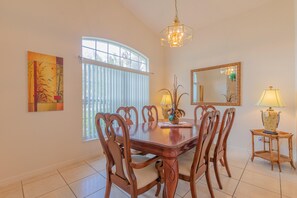 Dining - Villa Cayman - 132 Lockbreeze by Fairytale VR (Davenport)