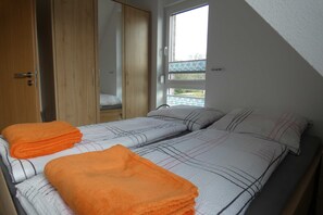 2 bedrooms, travel cot, WiFi, bed sheets