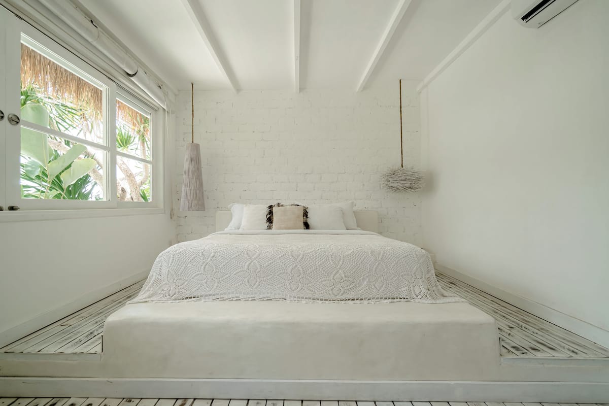 Quarto casal premium, 1 cama Queen, vista parcial para o mar (Bamboo Suite) | 1 quarto, frigobar, cofres nos quartos, ferros/tábuas de passar roupa