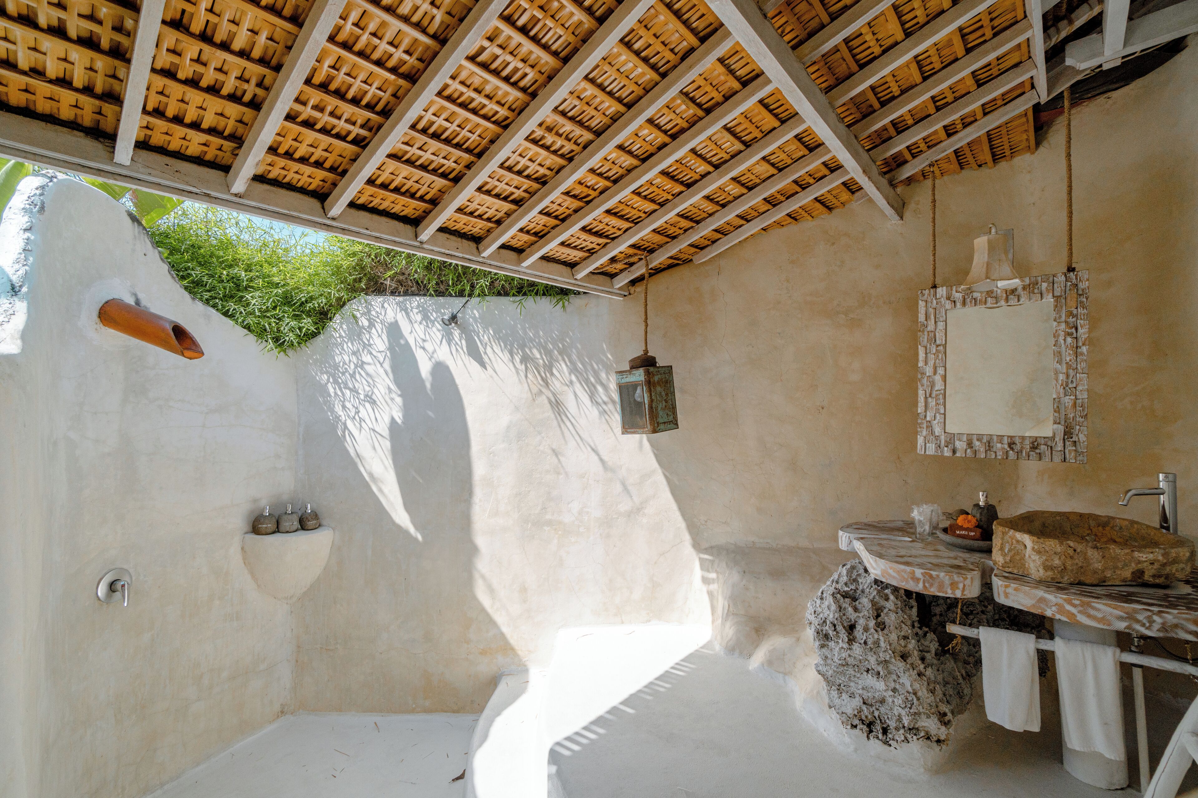 Un baño con bañera, lavamanos y cabina de ducha.