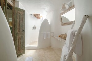 Habitació doble superior, bany privat (Superior Double Bungalow) | Bany | Articles de tocador gratuïts, tovalloles, sabó i xampú