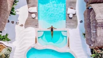 2 piscinas al aire libre, sombrillas