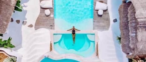 2 buitenzwembaden en parasols bij het zwembad