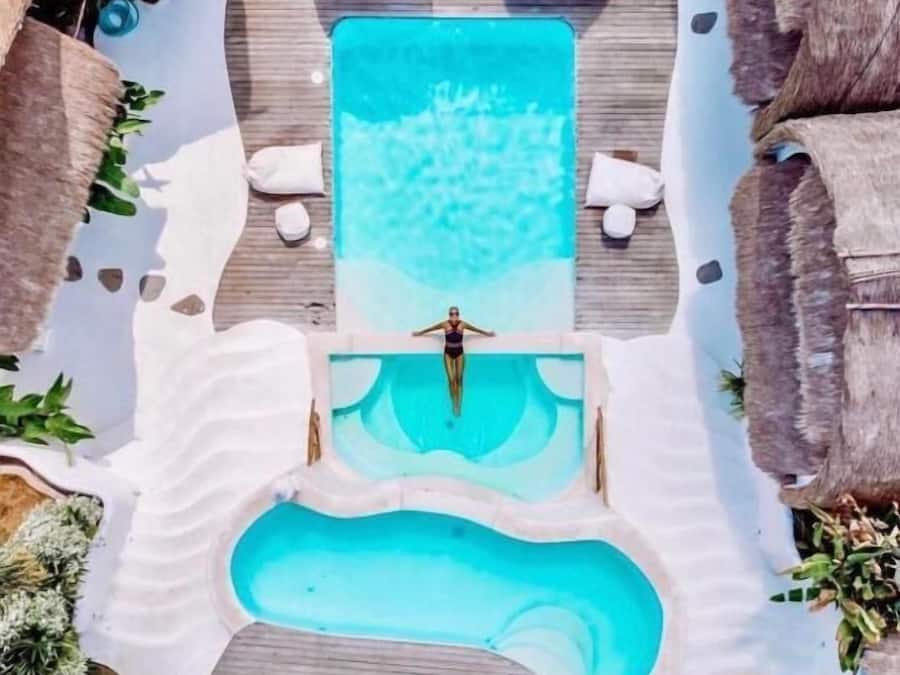 2 outdoor pools, pool umbrellas