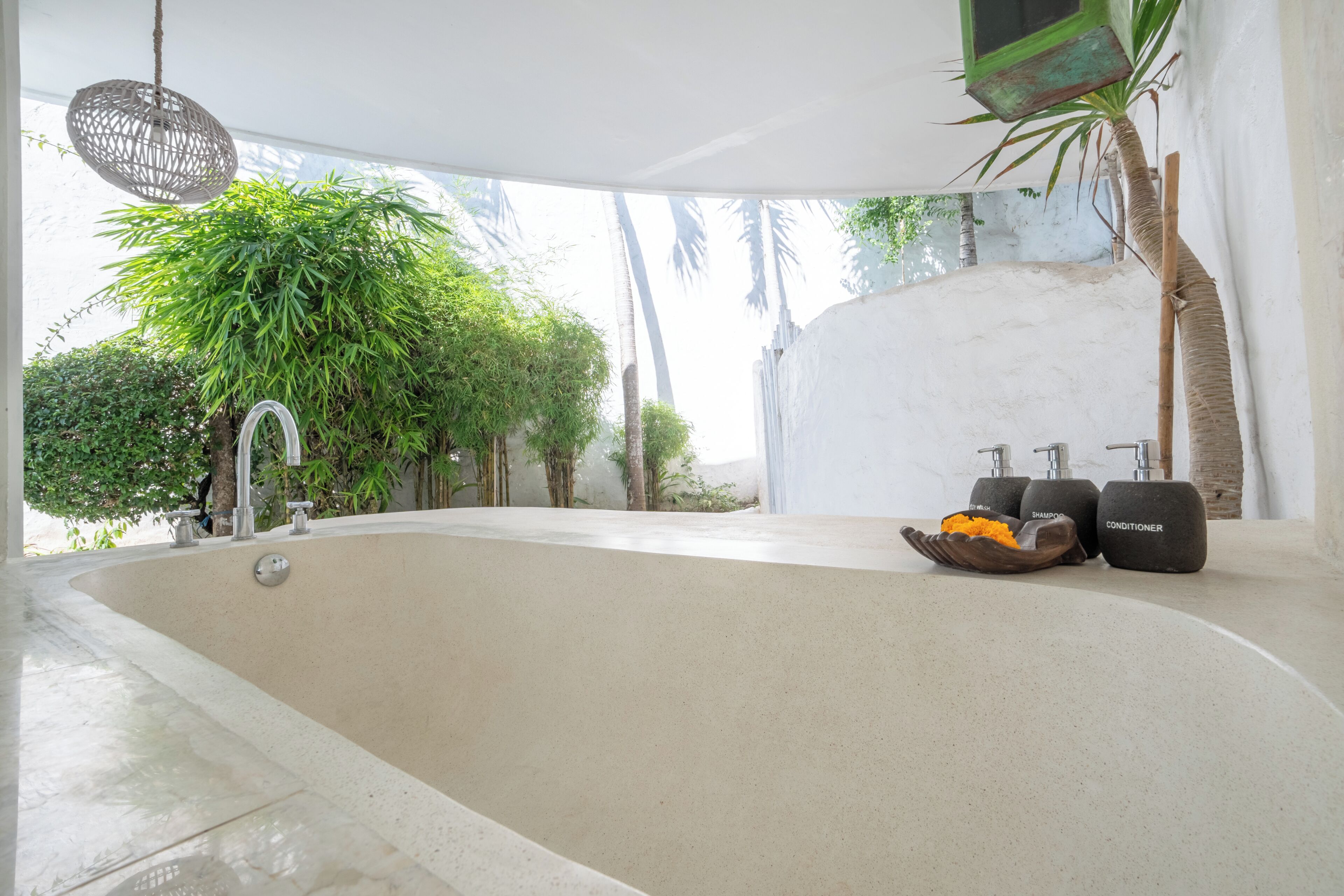 Deep soaking bathtub